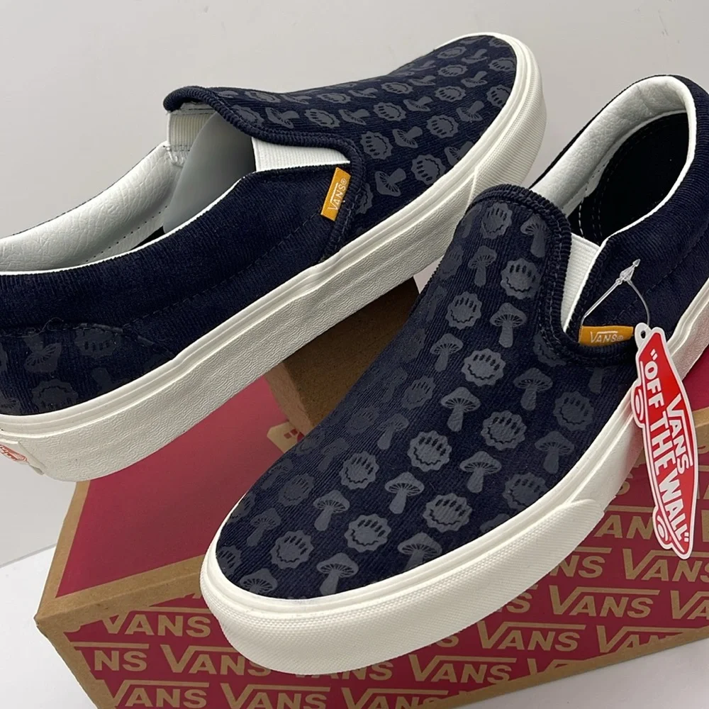 Vans Men’s Classic Slip-On
Trippy Cord Dark Navy
VN0A7Q5DDNV Sneakers - Picture 10 of 16